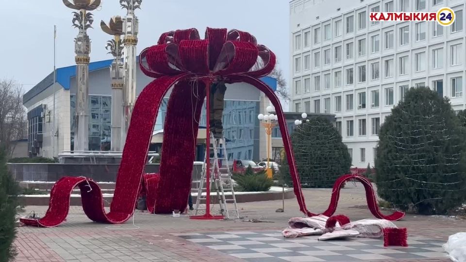 #НароднаяНовость. Подписчики прислали видео с новой декорацией, которая устанавливается на Пагоде Семи Дней #Калмыкия24