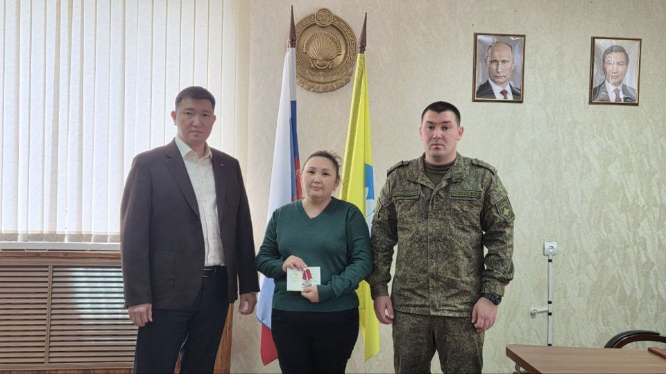 В Юстинском районе состоялась церемония передачи Ордена Мужества семье погибшего участника специальной военной операции Александра Лихонкина