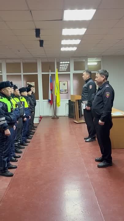 Вот так начинается раннее утро у полицейских Управления МВД России по г.Элисте и МВД по Республике Калмыкия - смена ночного наряда, инструктаж тех, кто заступает в дневную смену, доведение ориентировки, проверка экипировки...