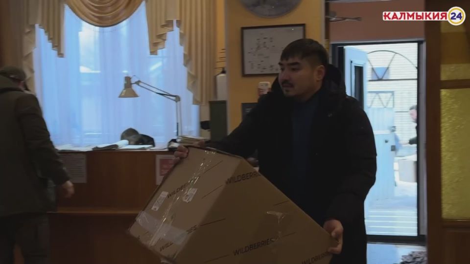 Депутат Элистинского городского Собрания Республики Калмыкия Алдар Сангаджиев совместно с предпринимателями Чингизом Горяевым, Дольганом Тюменовым и генеральным директором благотворительного фонда «Воин степи» Заяной...