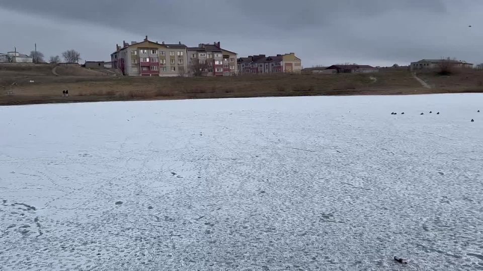 Внимание!. Уважаемые жители города! Обращаем ваше внимание на то, что в связи с погодными условиями и нестабильным состоянием льда, на лед наступать нельзя! Безопасность каждого из вас — наш приоритет