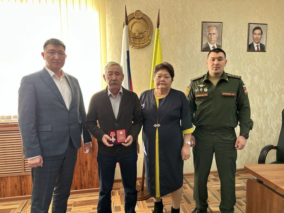 В Юстинском районе состоялась церемония передачи Ордена Мужества семье погибшего участника специальной военной операции Нарана Эрднеева