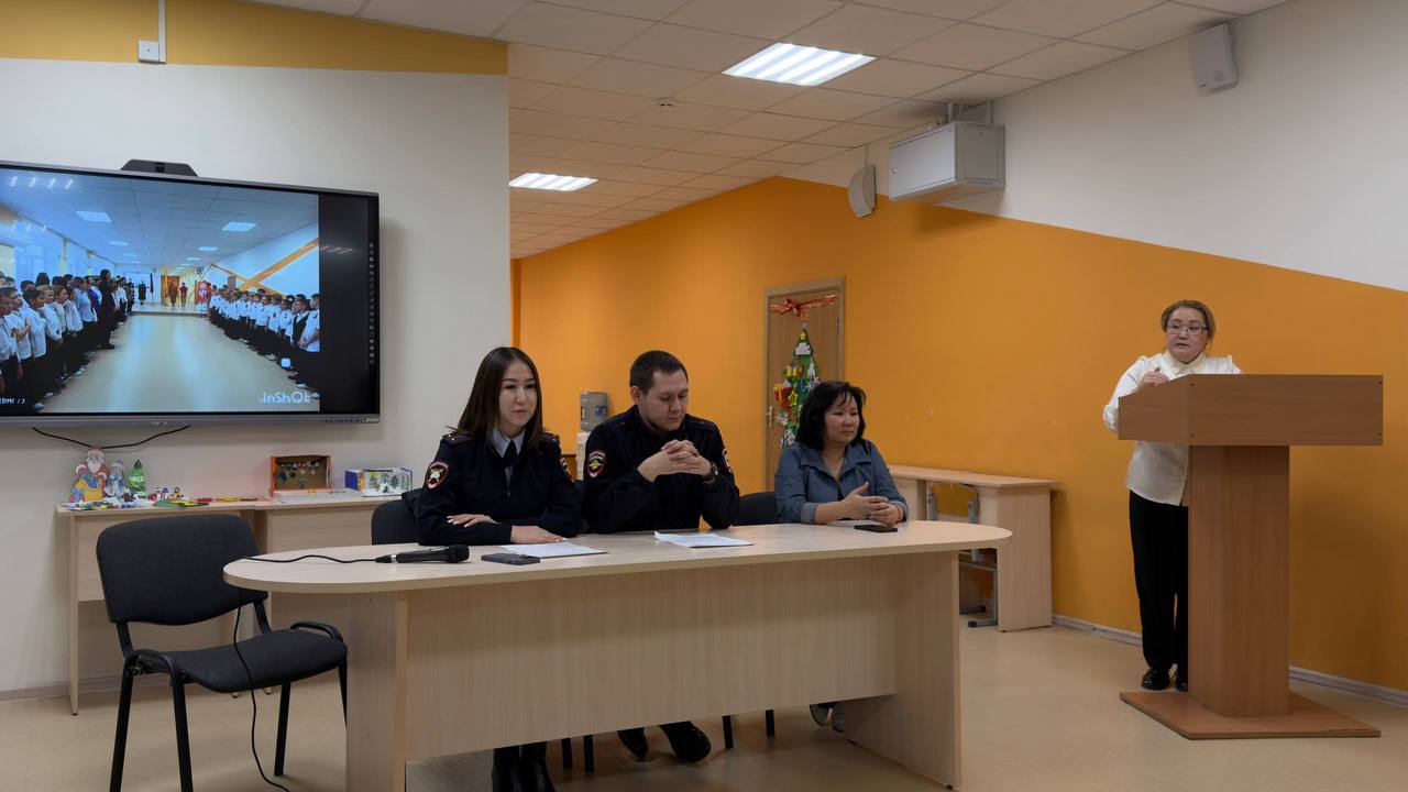 В Элисте сотрудники Госавтоинспекции напомнили родителям о важности соблюдения ПДД РФ детьми В Элисте сотрудники Госавтоинспекции напомнили родителям о важности соблюдения ПДД РФ детьми