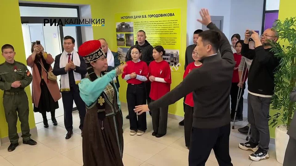 Глава Калмыкии и Герой России прибыли на встречу с молодёжью