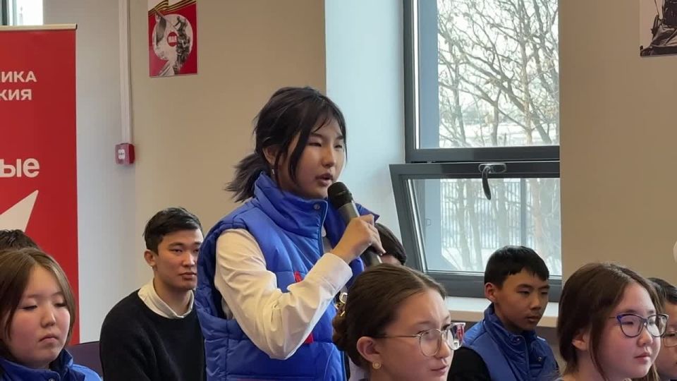 Следующий вопрос задала ученица 9 класса Калмыцкой этнокультурной гимназии Айслан Манджиева: «Что для вас служба?»