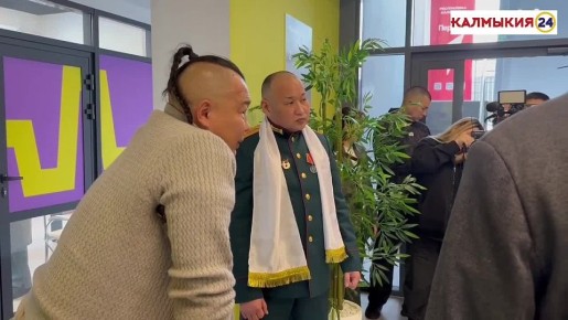 Во время пребывания в Доме Молодежи, Бату Хасиков и Наран Очир-Горяев также пообщались с земляками-ветеранами специальной военной операции