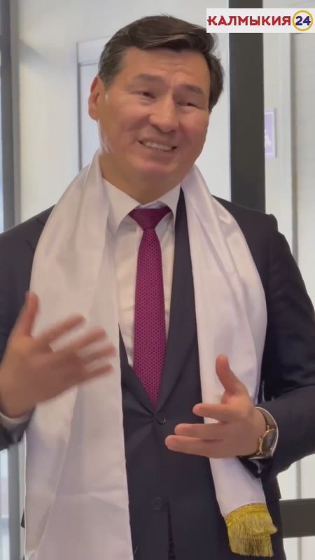 Дом Молодежи им. Б. Б. Городовикова встретил Героя России Нарана ОчирГоряева и Главу Республики Бату Хасикова