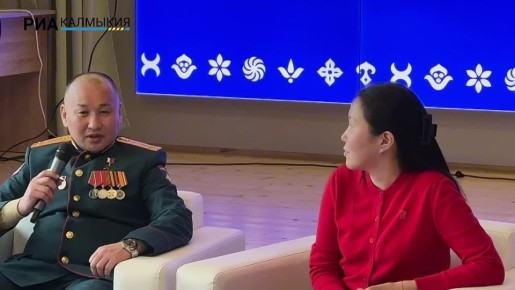 Далее состоялась встреча Героя России Нарана Очир-Горяева с молодёжью республики