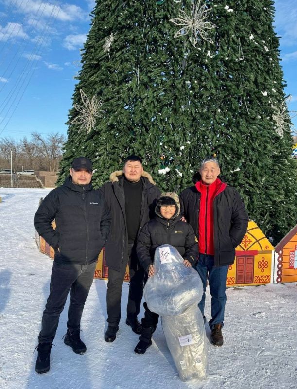 Министр физической культуры и спорта Республики Калмыкия Константин Батыров в рамках всероссийской акции «Елка желаний» исполнил мечту 10-летнего Данзана из Элисты