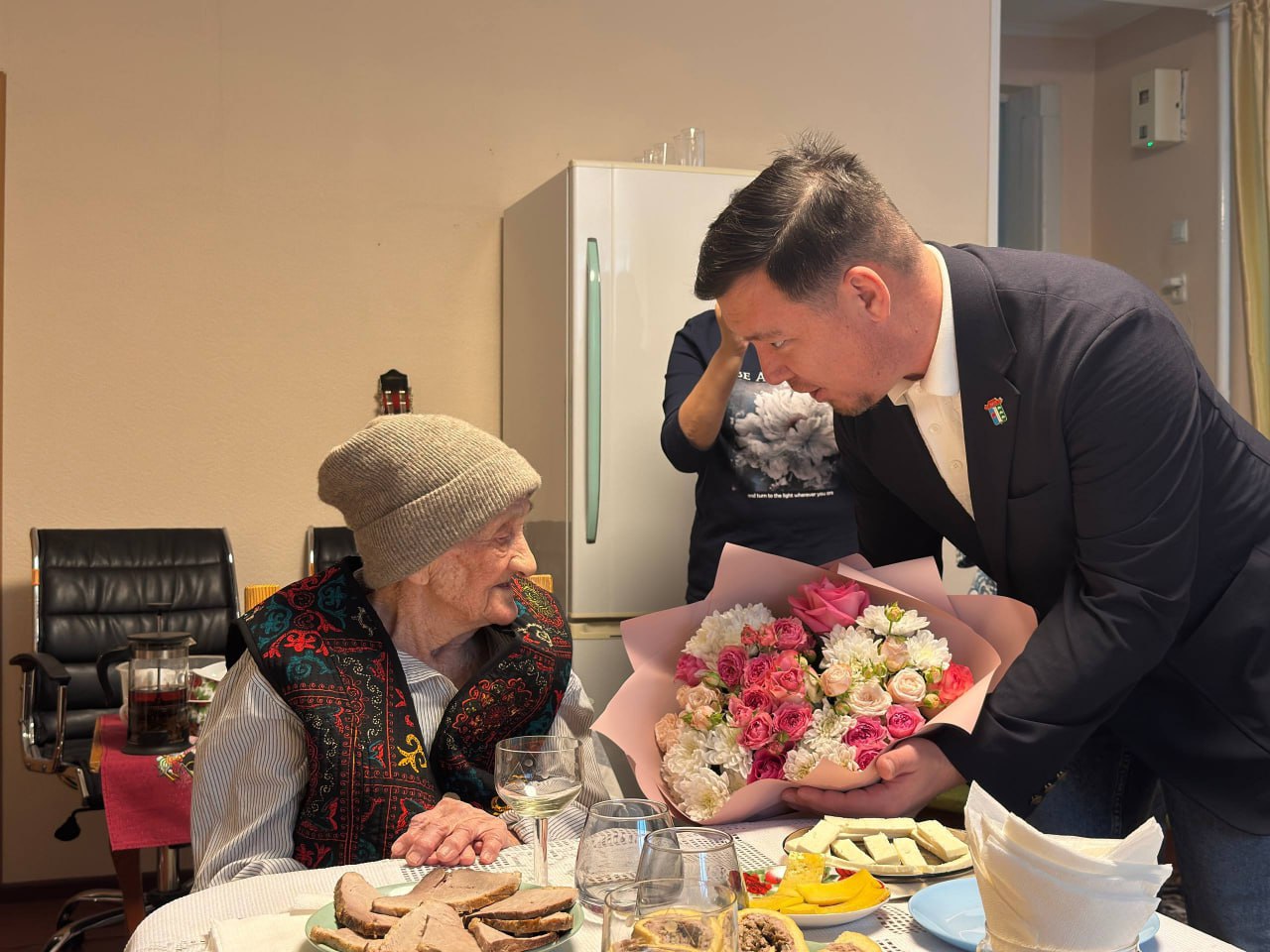 Сегодня свой 100-летний юбилей отмечает жительница Элисты, ветеран Великой Отечественной войны и труженица тыла Ольга Кузьмина Сегодня свой 100-летний юбилей отмечает жительница Элисты, ветеран Великой Отечественной войны и труженица тыла Ольга Кузьмина