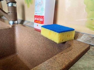 Когда пора прощаться с кухонной губкой? 7 тревожных признаков