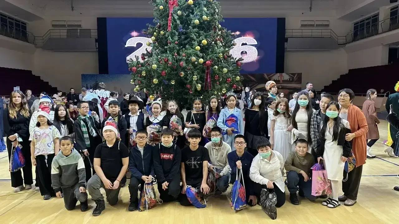 В спортивном комплексе «Ойрат-арена» состоялась традиционная новогодняя ёлка Главы Республики Калмыкия