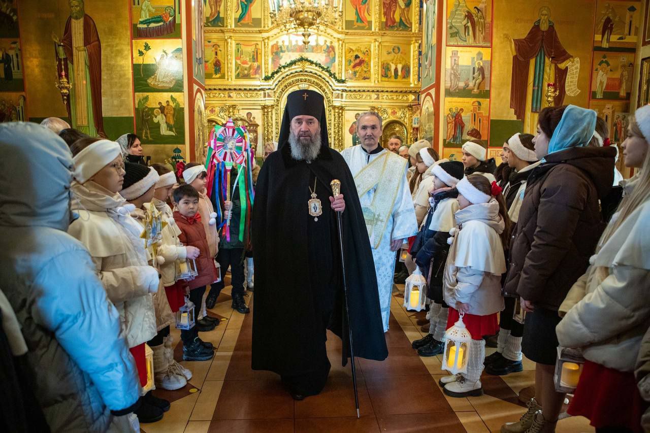 Во дворе Казанского кафедрального собора города Элисты торжественно открыли Рождественский вертеп