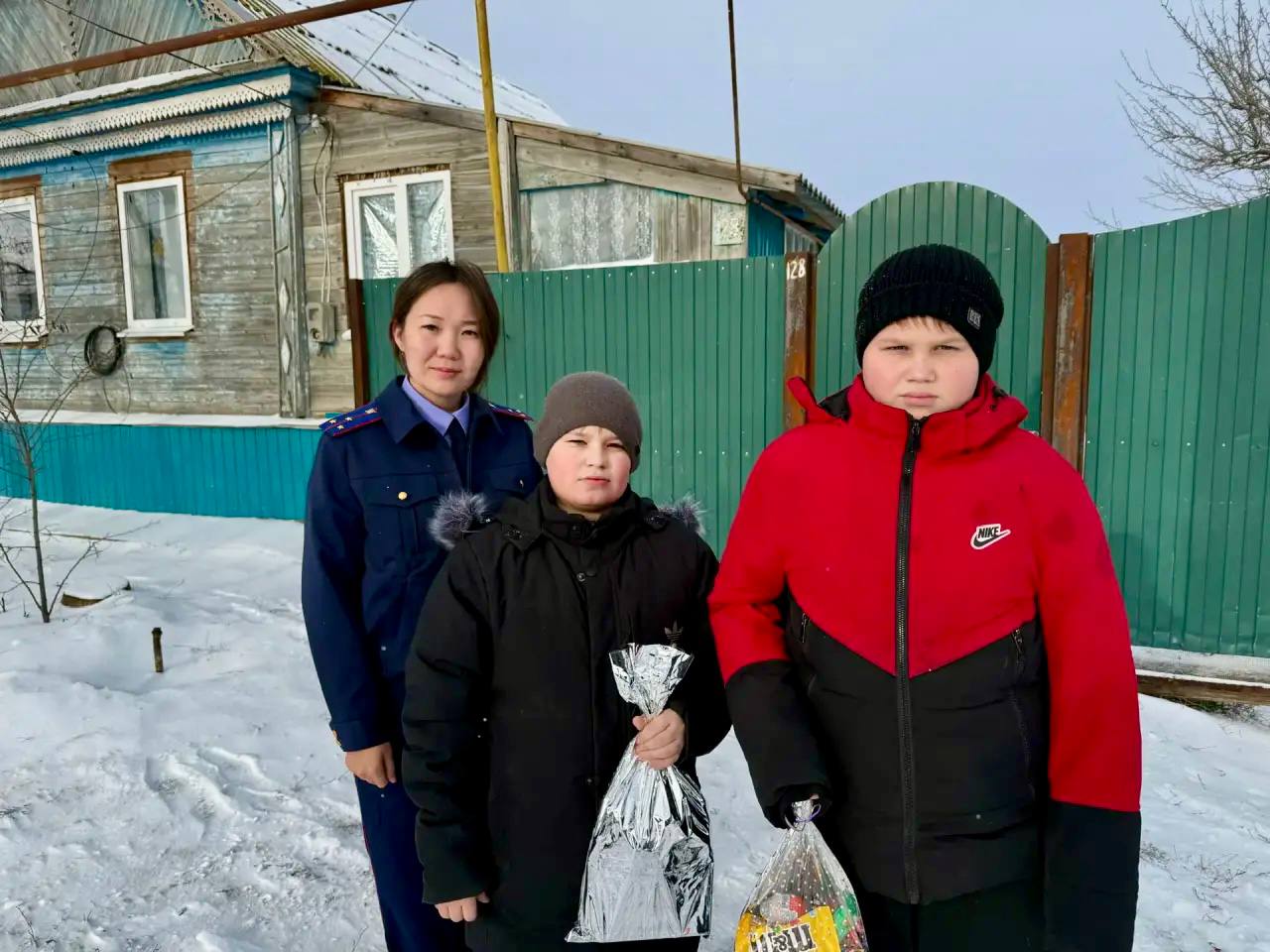 Следователь Малодербетовского межрайонного следственного отдела следственного управления СК России по Республике Калмыкия поздравила детей с Новым годом