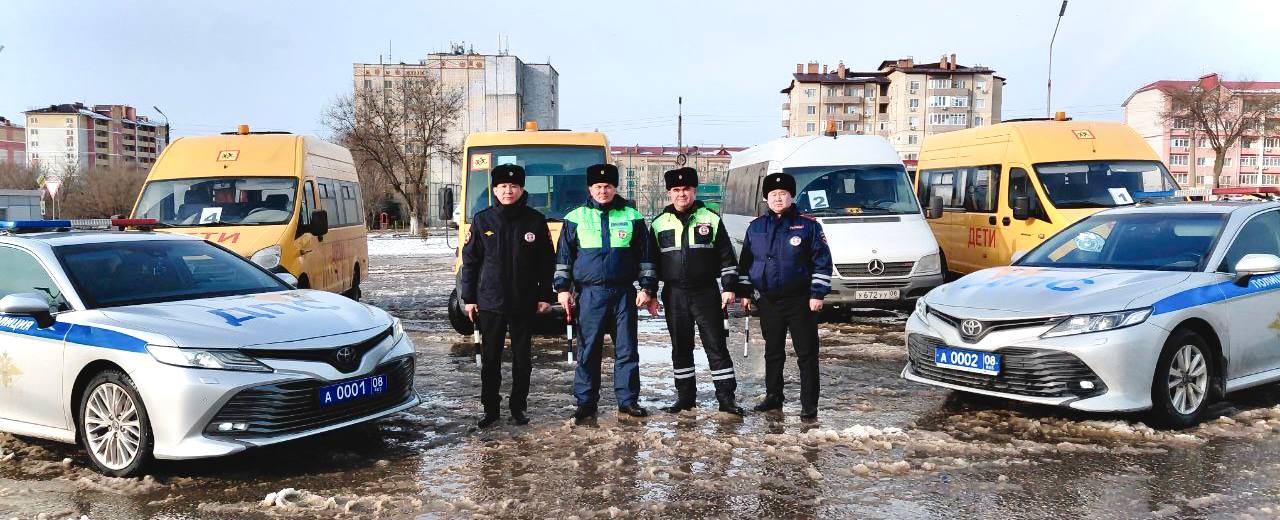 В Калмыкии сотрудники Госавтоинспекции обеспечили сопровождение детей на Ёлку Главы Республики Калмыкия