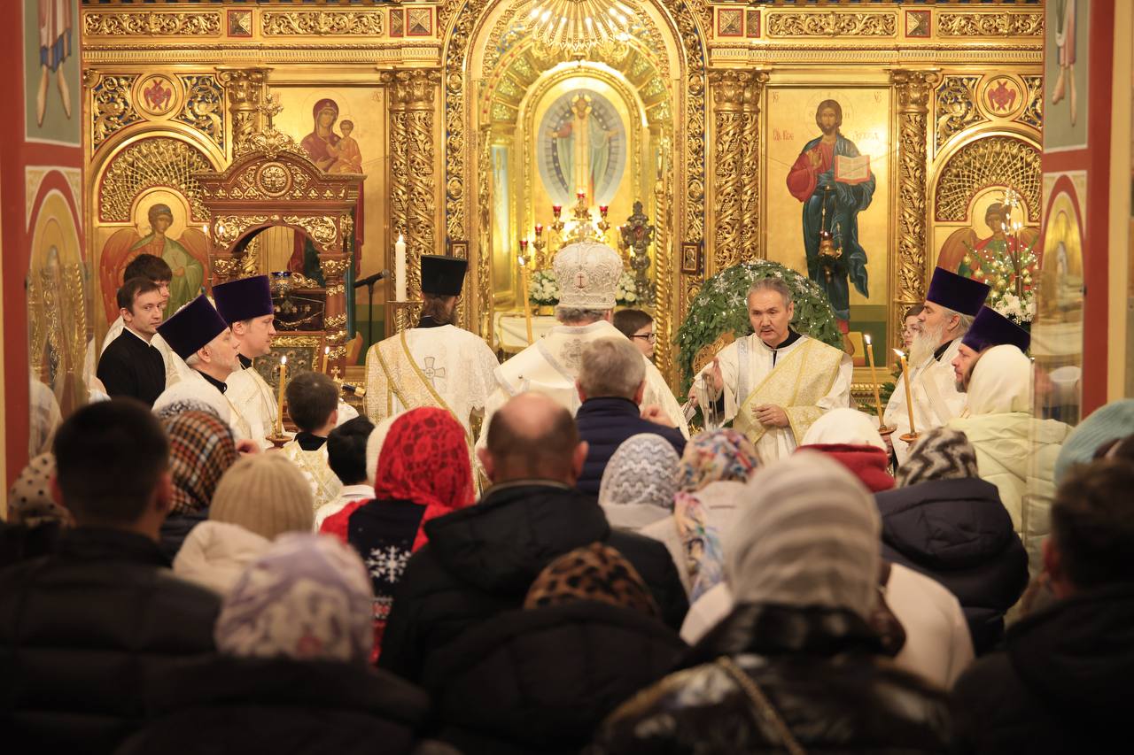 Глава Калмыкии Бату Хасиков поздравил жителей республики со светлым праздником Рождества Христова Глава Калмыкии Бату Хасиков поздравил жителей республики со светлым праздником Рождества Христова