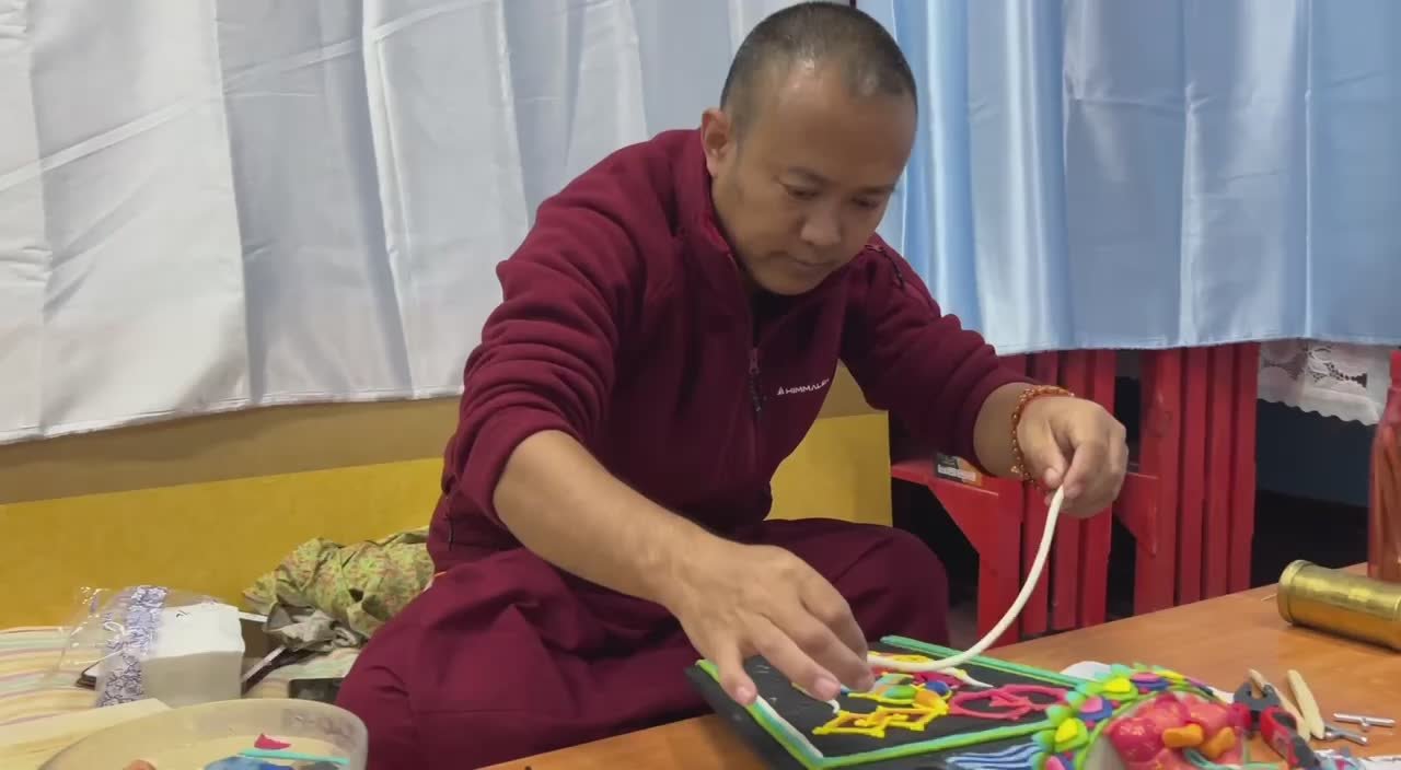 Магия торма: монах из Индии создает ритуальные подношения в Элисте к Цаган Сару