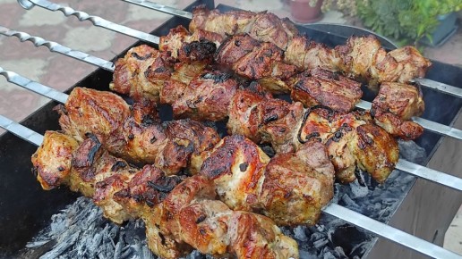 Настоящий шашлык из свинины на мангале