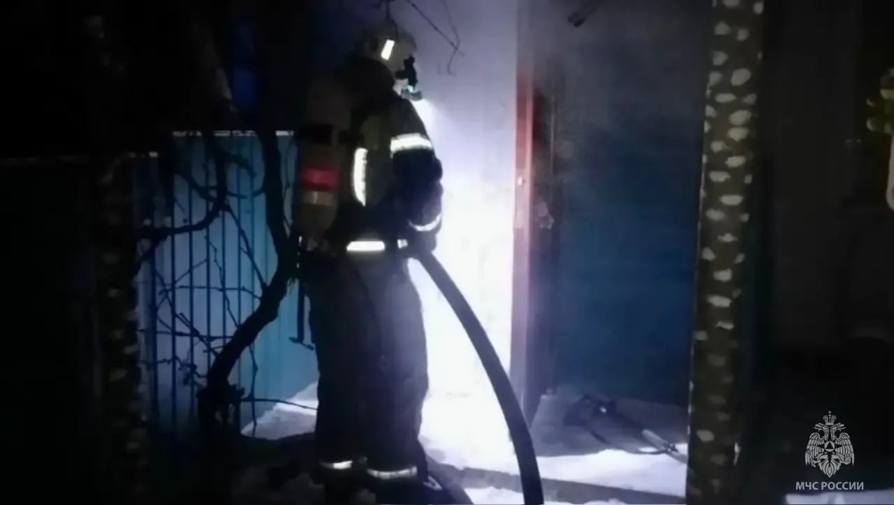 В Городовиковском районе ликвидировали пожар в многоквартирном жилом доме