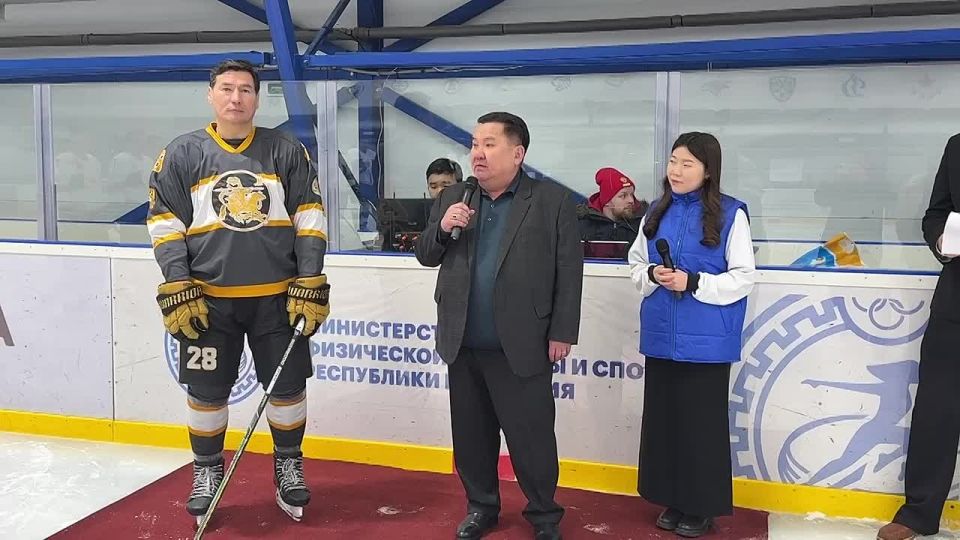 Поприветствовал собравшихся и поздравил с Днем российского студенчества ректор КалмГУ Бадма Салаев