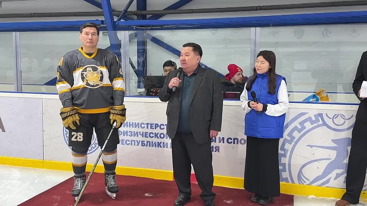 Поприветствовал собравшихся и поздравил с Днем российского студенчества ректор КалмГУ Бадма Салаев