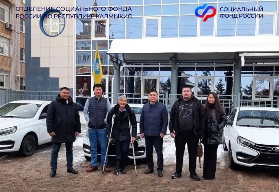 Пострадавшим на производстве жителям Калмыкии вручили три новых автомобиля