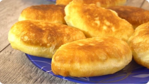 Пирожки на кефире с ягодной начинкой за считанные минуты