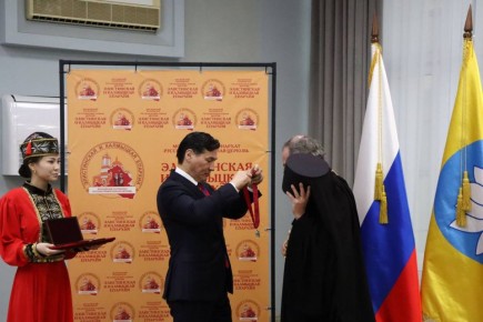 В завершение заседания Глава Калмыкии Бату Хасиков вручил архиепископу Юстиниану орден имени Басана Бадьминовича Городовикова — за вклад в сохранение исторической памяти, укрепление духовных ценностей и консолидацию общества