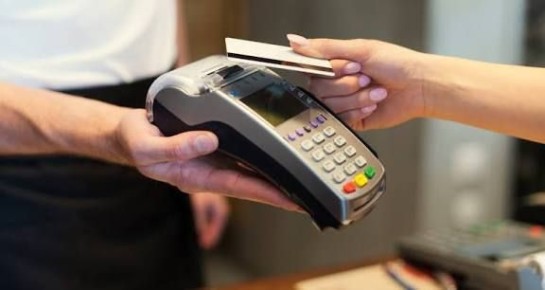 В дежурную часть МО МВД России «Городовиковский» поступило заявление от местного жителя с просьбой привлечь к ответственности неизвестное лицо, совершившее кражу денежных средств с его банковской карты