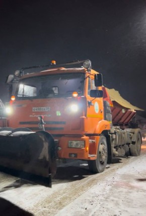 Уважаемые жители города!. Сообщаем вам, что работа по очистке дорог от снежных заносов продолжается круглосуточно