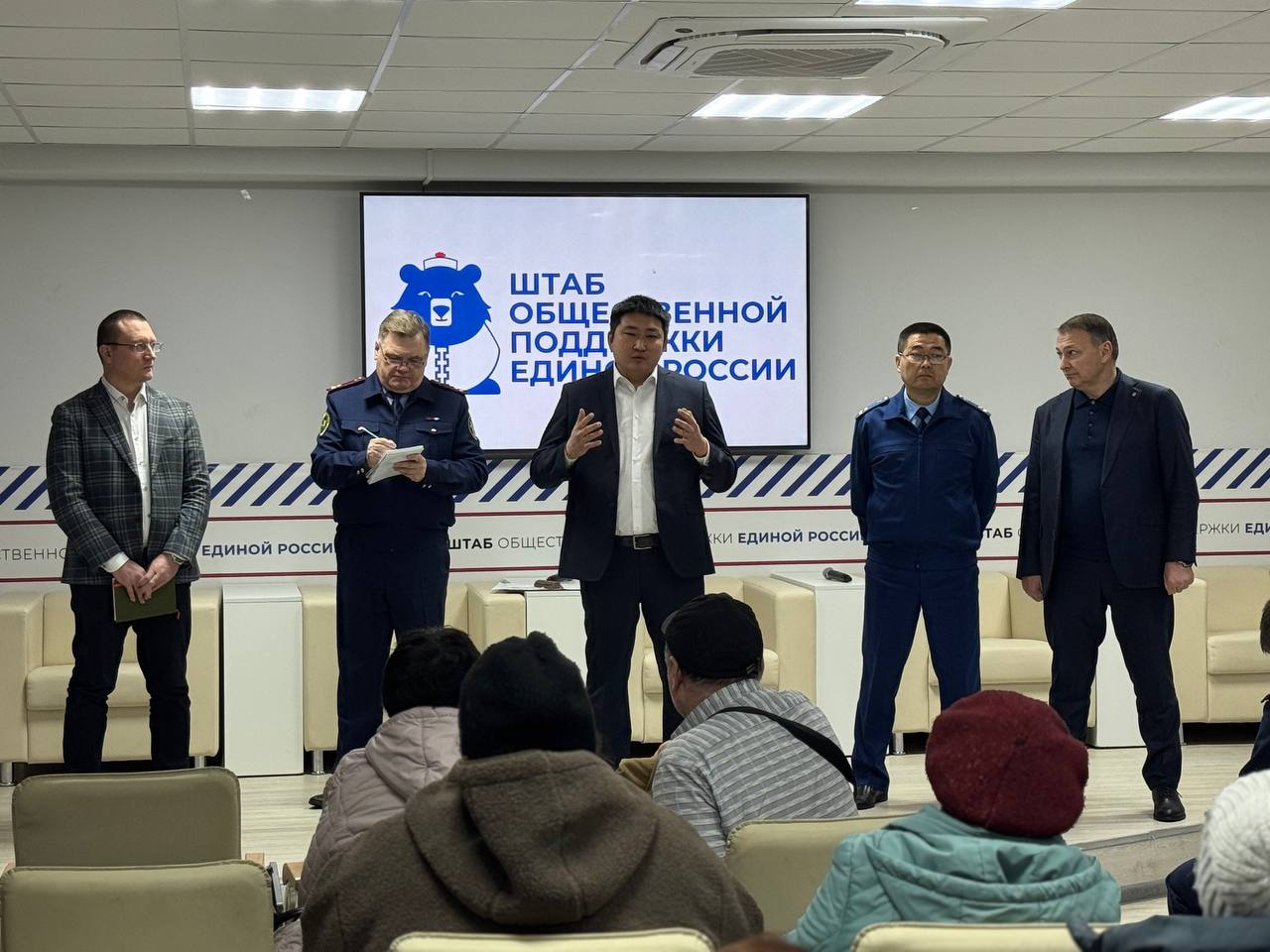 Руководитель следственного управления СК России по Республике Калмыкия провел выездной личный прием граждан в рамках расследования уголовного дела о длительном нерасселении жильцов аварийного дома