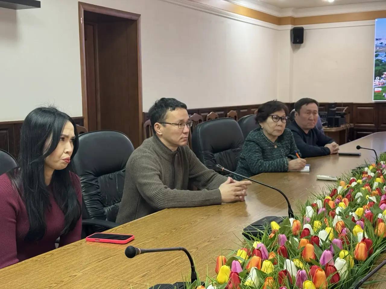 Алдар Лиджиков: Провели оперативный штаб с руководителями всех городских служб Алдар Лиджиков: Провели оперативный штаб с руководителями всех городских служб