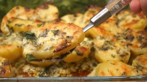 Ароматный картофель в духовке с чесночным маслом и сыром