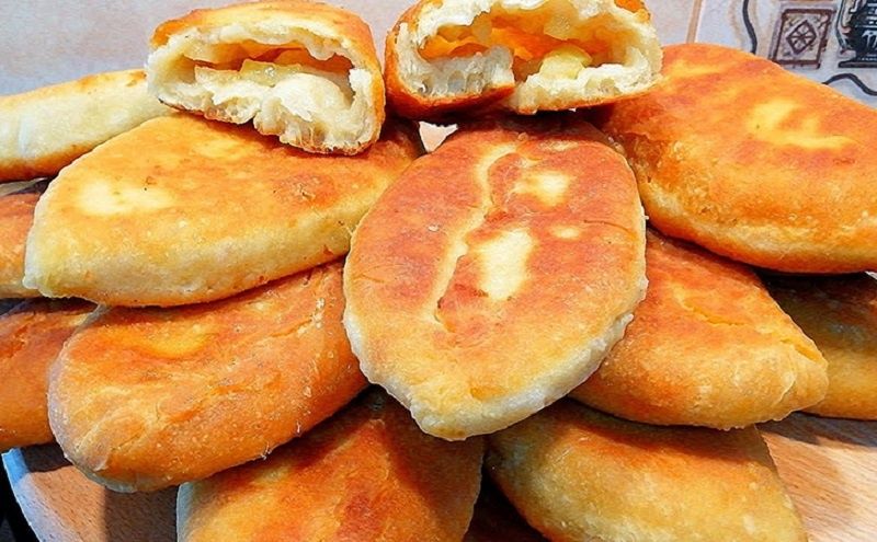 Как приготовить пышные пирожки на кефире и сметане: секреты успеха