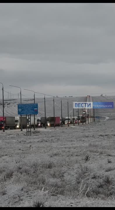 В плену непогоды. Наши подписчики делятся кадрами затора на федеральной дороге Р-22 «Каспий» в Кетченеровском районе