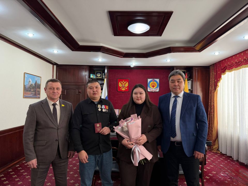 По поручению Главы Республики Калмыкия Бату Хасикова Председатель Народного Хурала (Парламента) РК Артем Михайлов вручил государственную награду Республики Калмыкия — медаль имени Эрдни Теледжиевича Деликова — участнику...