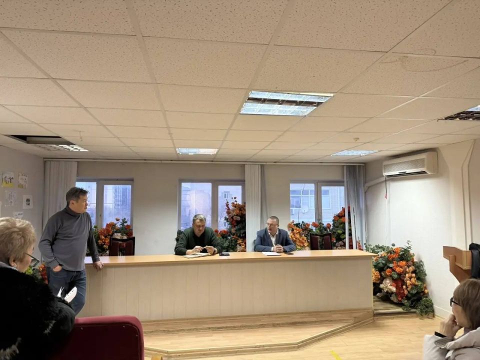 Прошло совещание с жителями 1–39 и представителями управляющей компании — новыми специалистами по устранению прорыва стояка