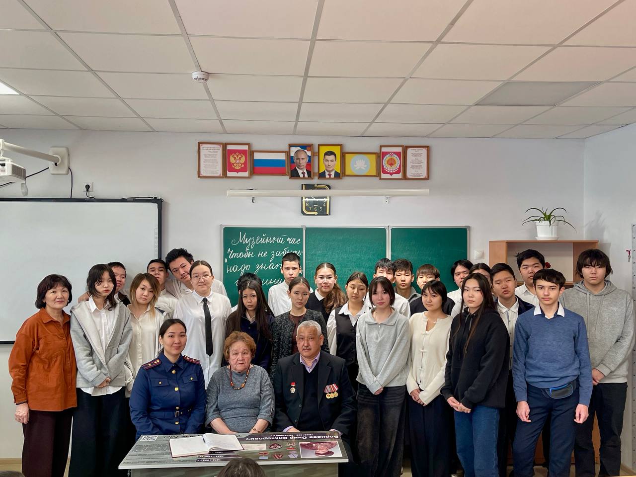 Представитель следственного управления СК России по Республике Калмыкия совместно с участником военных событий в Афганистане провела встречу со школьниками