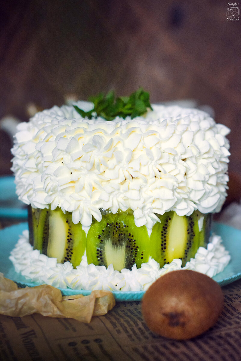 Вкусное сочетание: торт Фрезье с киви и бисквит Зебра