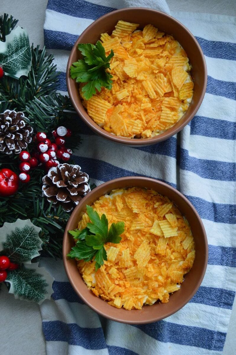 Салат с копченой курицей и чипсами: простой и вкусный рецепт для вашего стола