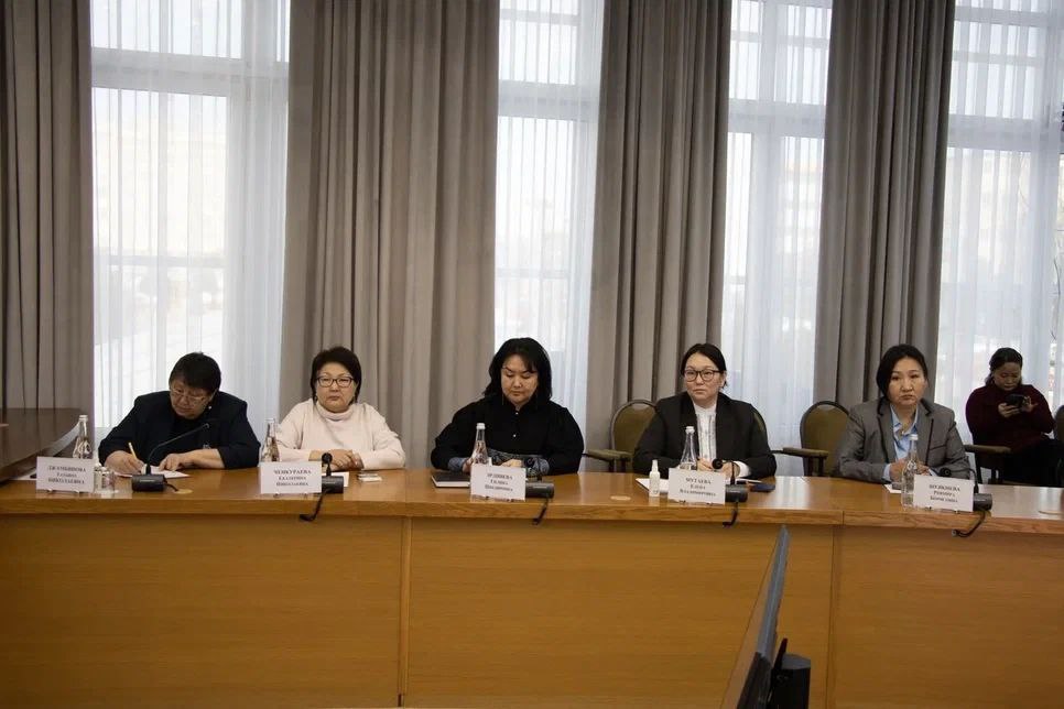 Накануне Международного дня родного языка под председательством Премьер-министра республики Гиляны Босхомджиевой и Шаджин-ламы Калмыкии геше Тензин Чойдака прошло совещание по вопросам сохранения и развития калмыцкого языка Накануне Международного дня родного языка под председательством Премьер-министра республики Гиляны Босхомджиевой и Шаджин-ламы Калмыкии геше Тензин Чойдака прошло совещание по вопросам сохранения и развития калмыцкого языка