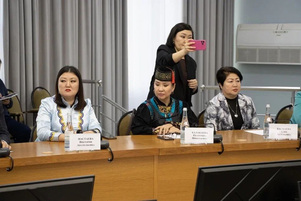 Накануне Международного дня родного языка под председательством Премьер-министра республики Гиляны Босхомджиевой и Шаджин-ламы Калмыкии геше Тензин Чойдака прошло совещание по вопросам сохранения и развития калмыцкого языка Накануне Международного дня родного языка под председательством Премьер-министра республики Гиляны Босхомджиевой и Шаджин-ламы Калмыкии геше Тензин Чойдака прошло совещание по вопросам сохранения и развития калмыцкого языка