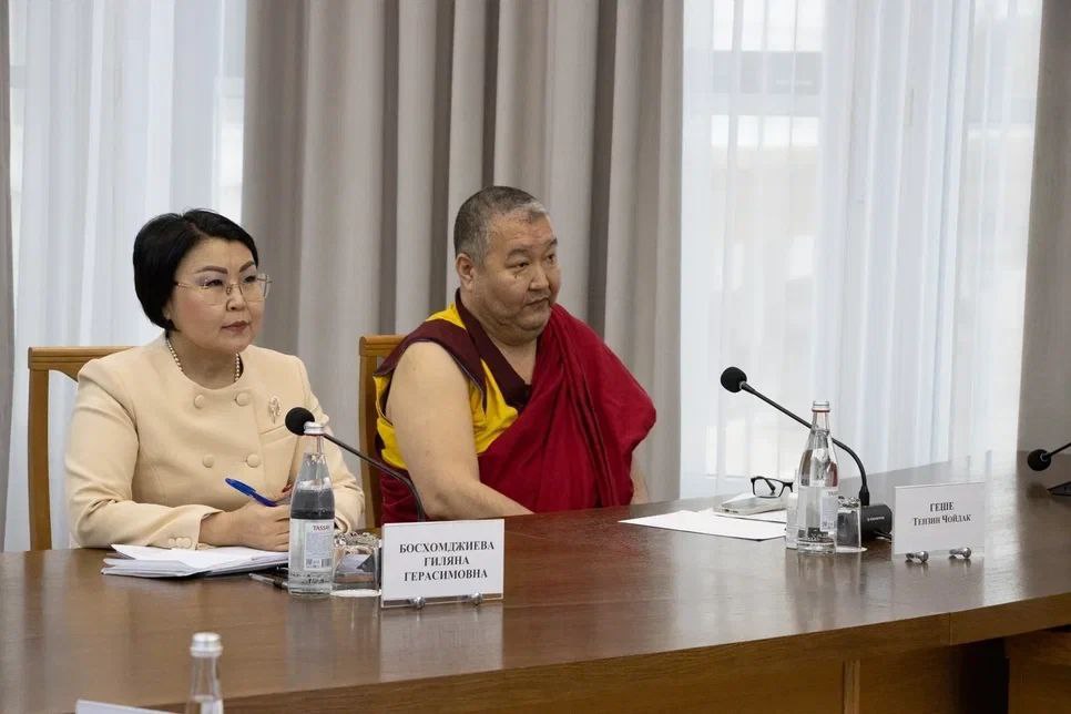 Накануне Международного дня родного языка под председательством Премьер-министра республики Гиляны Босхомджиевой и Шаджин-ламы Калмыкии геше Тензин Чойдака прошло совещание по вопросам сохранения и развития калмыцкого языка Накануне Международного дня родного языка под председательством Премьер-министра республики Гиляны Босхомджиевой и Шаджин-ламы Калмыкии геше Тензин Чойдака прошло совещание по вопросам сохранения и развития калмыцкого языка