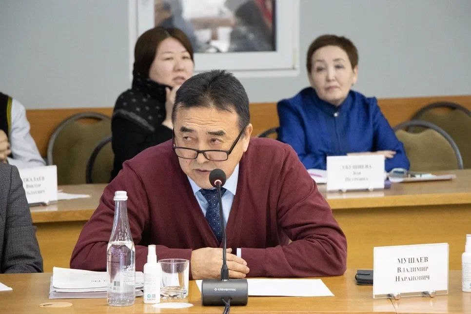 Накануне Международного дня родного языка под председательством Премьер-министра республики Гиляны Босхомджиевой и Шаджин-ламы Калмыкии геше Тензин Чойдака прошло совещание по вопросам сохранения и развития калмыцкого языка Накануне Международного дня родного языка под председательством Премьер-министра республики Гиляны Босхомджиевой и Шаджин-ламы Калмыкии геше Тензин Чойдака прошло совещание по вопросам сохранения и развития калмыцкого языка