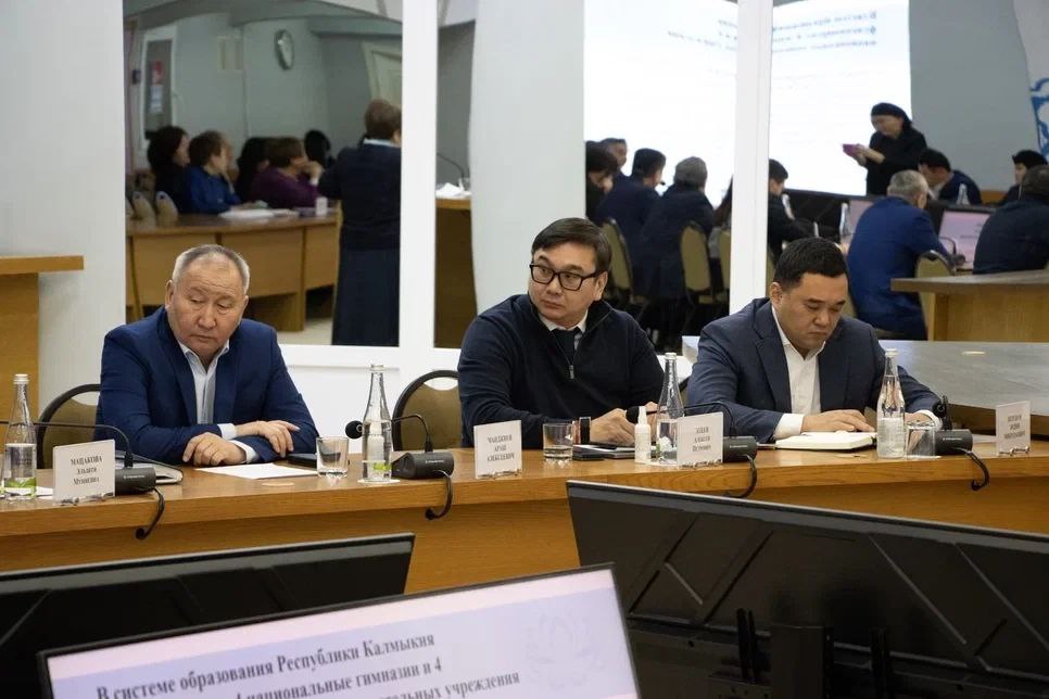 Накануне Международного дня родного языка под председательством Премьер-министра республики Гиляны Босхомджиевой и Шаджин-ламы Калмыкии геше Тензин Чойдака прошло совещание по вопросам сохранения и развития калмыцкого языка Накануне Международного дня родного языка под председательством Премьер-министра республики Гиляны Босхомджиевой и Шаджин-ламы Калмыкии геше Тензин Чойдака прошло совещание по вопросам сохранения и развития калмыцкого языка