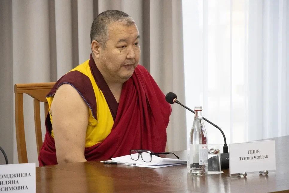 Накануне Международного дня родного языка под председательством Премьер-министра республики Гиляны Босхомджиевой и Шаджин-ламы Калмыкии геше Тензин Чойдака прошло совещание по вопросам сохранения и развития калмыцкого языка Накануне Международного дня родного языка под председательством Премьер-министра республики Гиляны Босхомджиевой и Шаджин-ламы Калмыкии геше Тензин Чойдака прошло совещание по вопросам сохранения и развития калмыцкого языка