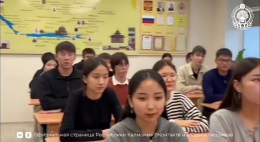 К акции #МойУчительРодногоЯзыка присоединились ребята из Малодербетовской гимназии им. Б. Бадмаева, выразив слова благодарности своим учителям