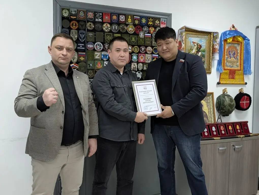 В преддверии Дня защитника Отечества заслуженную награду получил житель Элисты, который с первых дней #СВО регулярно организует и доставляет гуманитарную помощь нашим войскам В преддверии Дня защитника Отечества заслуженную награду получил житель Элисты, который с первых дней #СВО регулярно организует и доставляет гуманитарную помощь нашим войскам