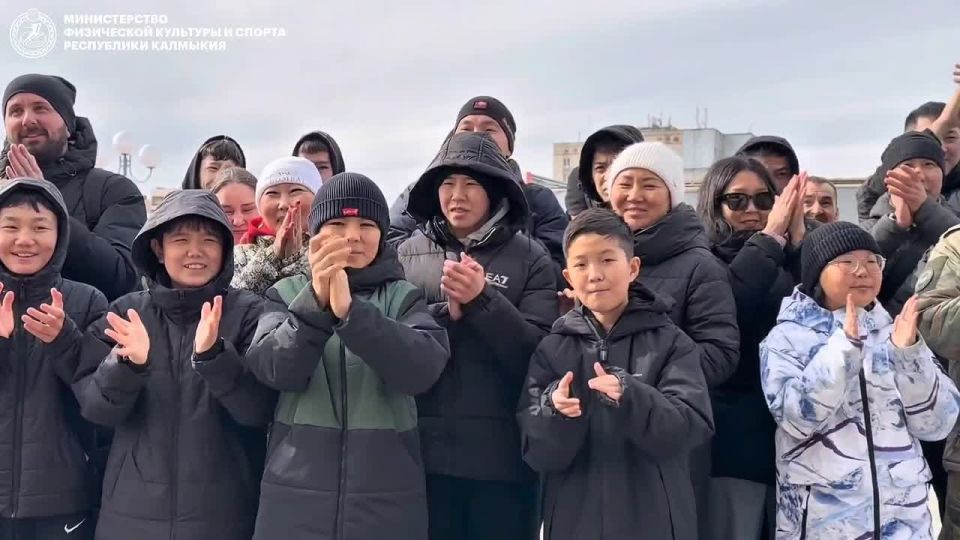 Сегодня Элиста присоединилась к международной спортивно-патриотической акции «Быть здоровым - это модно», посвящённой Году единства народов России