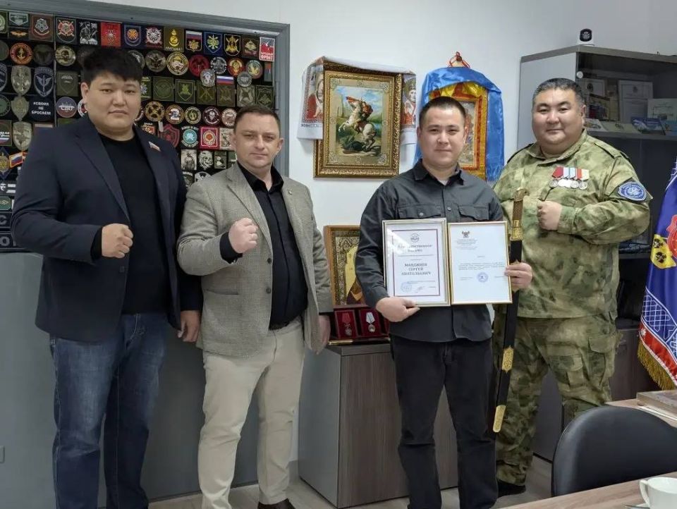 В преддверии Дня защитника Отечества заслуженную награду получил житель Элисты, который с первых дней #СВО регулярно организует и доставляет гуманитарную помощь нашим войскам